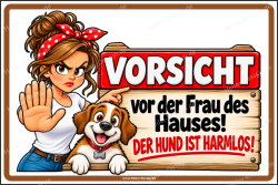Sprücheschild Vorsicht vor der Frau des Hauses! Der...